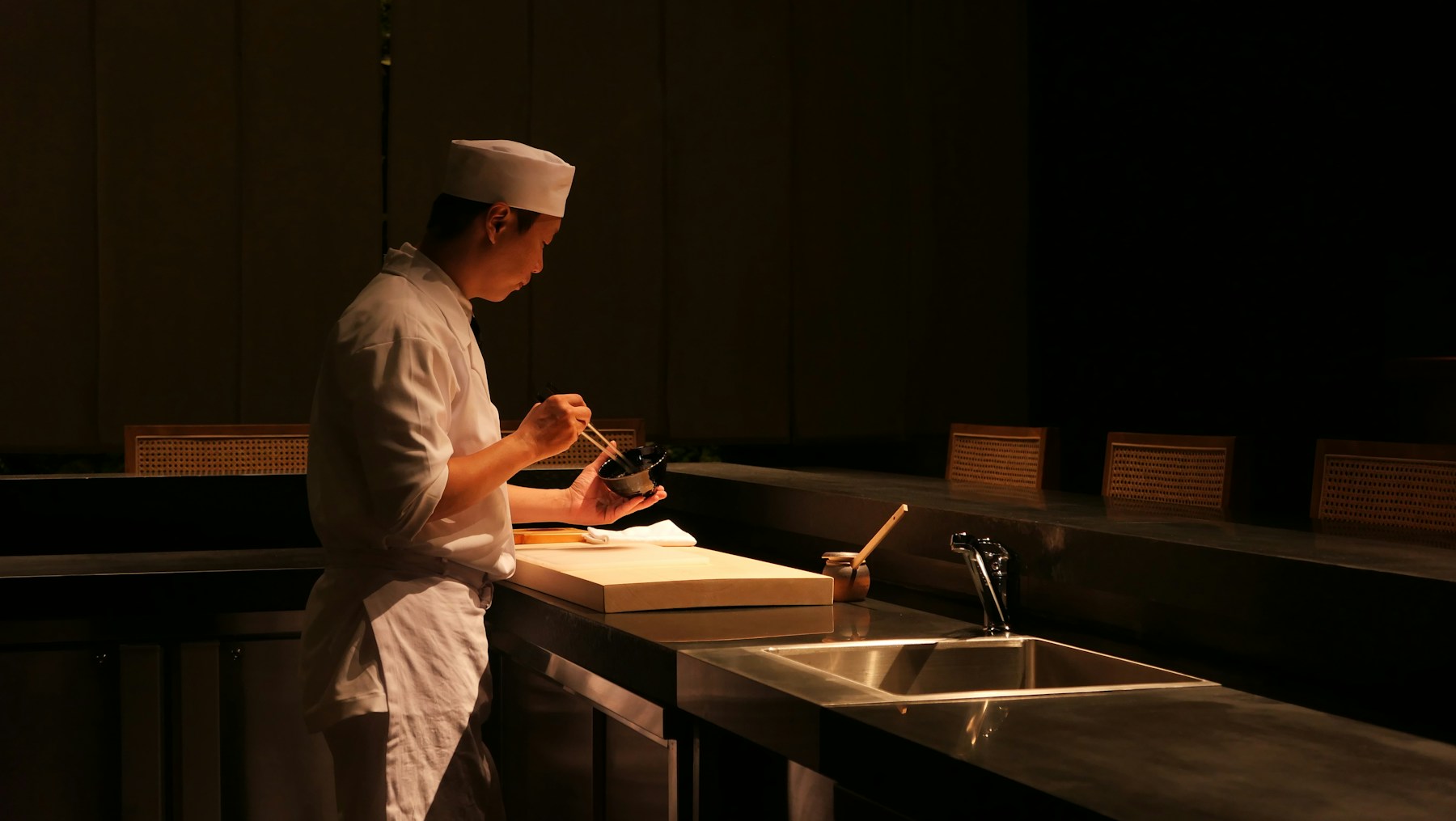 Sushi chef preparing food